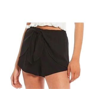 Gianni Bini Harper dressy short in black. Sz. L. NWT figure flattering skort.